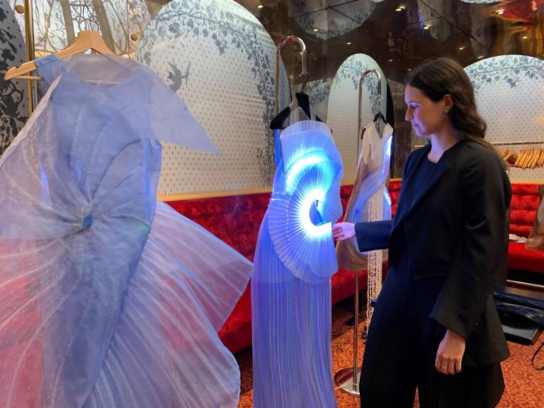 $!La diseñadora francesa, Clara Daguin, con alguno de los vestidos luminosos que ha creado como una de las apuestas más rompedoras de la actual edición de la Alta Costura de París.