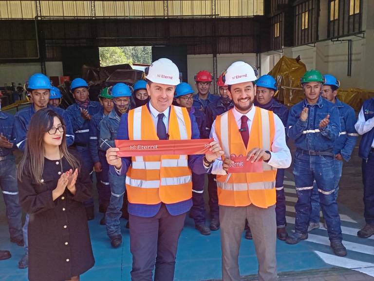 $!El gerente general de Eternit, John Jairo Tabares; y el ministro de Producción, Daniel Legarda, realizaron el corte de la cinta para la inauguración de la planta.