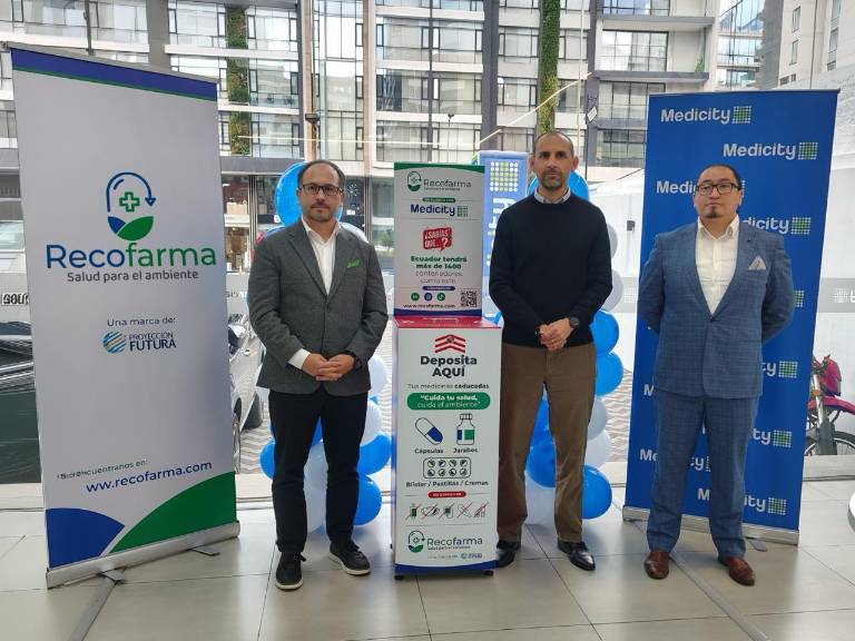 $!Pablo Macías, Gerente General de Proyección Futura; José Ricaurte, Vicepresidente de Ejecutivo de Farmaenlace y Juan Carlos Cachott jefe de Seguridad, Salud Ocupacional y Ambiente de Medicity, durante la instalación de los contenedores.