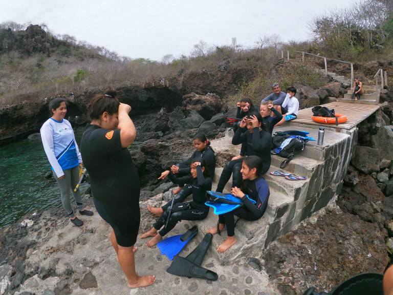 $!Miembros del Club Chicas con Agallas alistándose para hacer snorkeling y aprender más sobre el ecosistema de Galápagos.