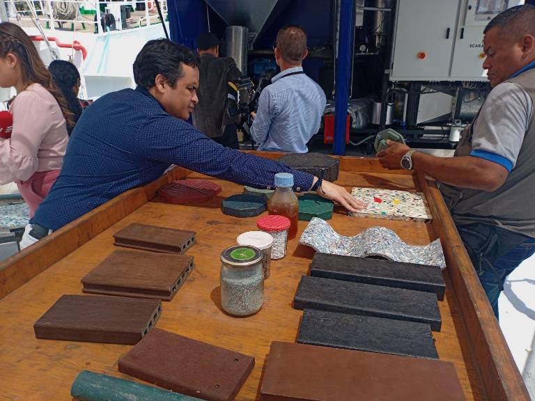 $!En el buque Plastic Odyssey se muestran artículos que se pueden elaborar con plástico reciclado.