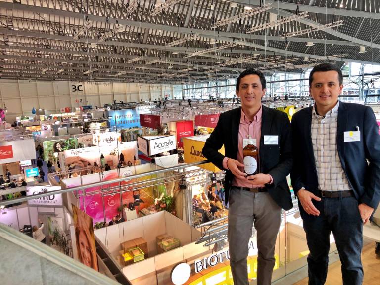 $!Ramiro (i) y José Pablo Córdova Vivanco, representantes de Aroma Santo. han dado a conocer sus productos en ferias internacionales, China es el próximo destino de exportación de la marca.
