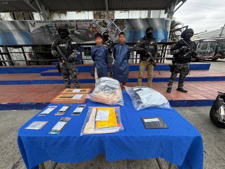 $!Los detenidos por el caso tras una mesa en la que se exponen los indicios recabados hasta ahora.