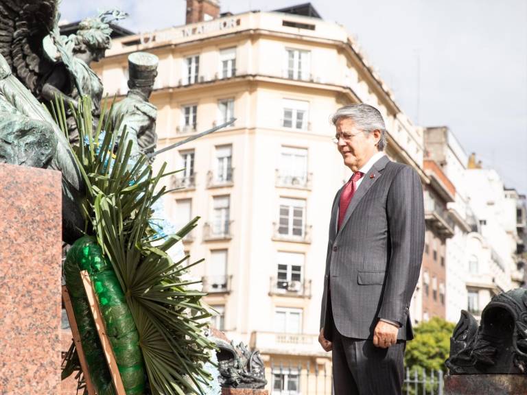 $!Lasso arranca su visita a Argentina con una ofrenda floral a José de San Martín