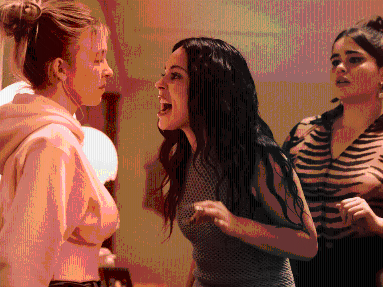 $!Martha Kelly y Chloe Cherry ascienden al elenco principal.