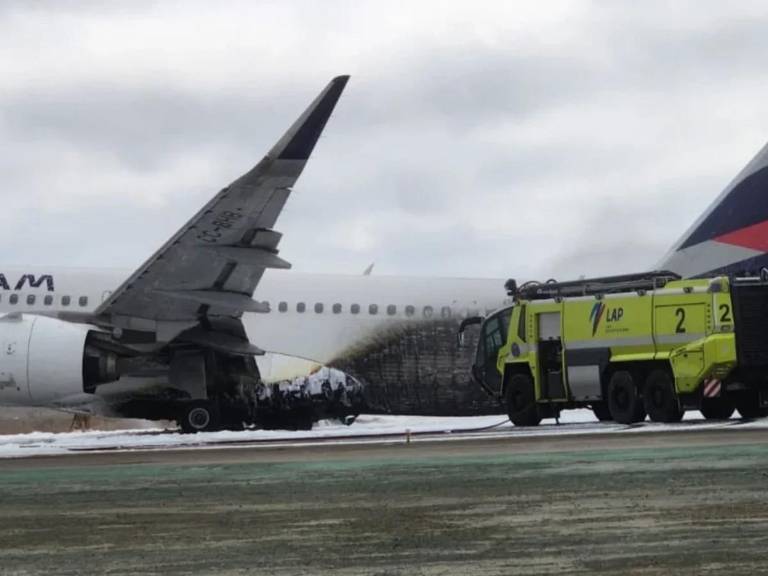 $!Choque fatal en Lima: Avión de LATAM tras impactar con un camión de bomberos en 2022.