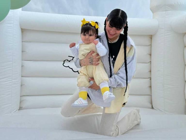 $!Cazzu lanzó un nuevo disco y protagonizó una película mientras cuida de su hija.