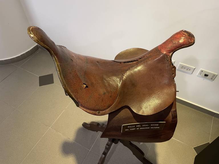 $!La silla de montar que usaba el mariscal el día del asesinato, exúesta en el archivo Juan José Flores del Centro Cultural de la PUCE: