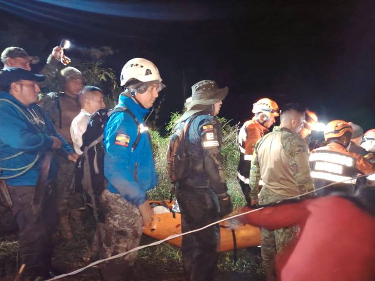 $!Personal militar durante el rescate de Lucas, extrayéndolo en una camilla.