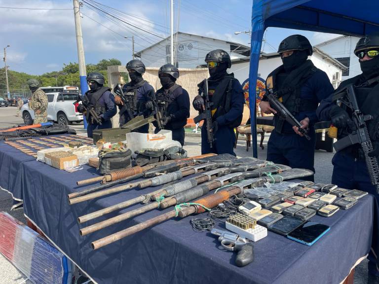 $!Fotografía de elementos de las FF.AA. atrás de lo incautado.