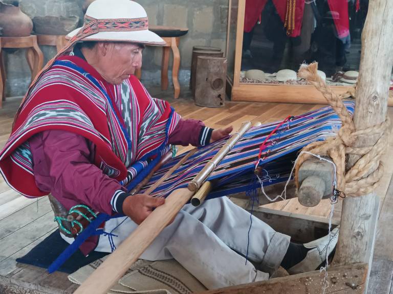 $!Un artesano de la parroquia Cacha, tejiendo un poncho.