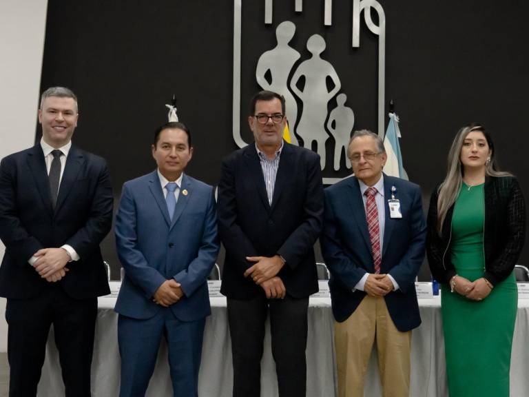 $!Nicolás Villar, Gerente General Roche Ecuador; Doctor Franklin Encalada, Ministro de Salud Pública; Eduardo Peña, Presidente del Consejo Directivo del IESS; Rubén Egas, Gerente General de HTMC y Milena Charfuelan, Directora General del IESS, durante la presentación del programa.