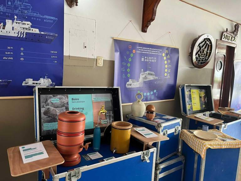 $!El proyecto también realiza exhibiciones en cada puerto al que llega. Sus “baúles de tesoros” contienen objetos, ideas y testimonios que vienen de todos los rincones del mundo para evitar que el plástico acabe en el océano.