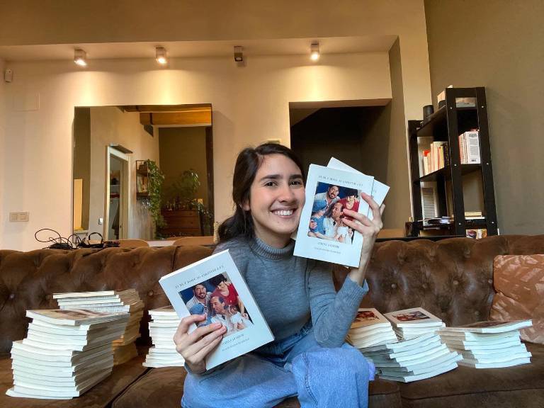 $!Romina junto a las primeras copias de Una historia de amor y de fe.