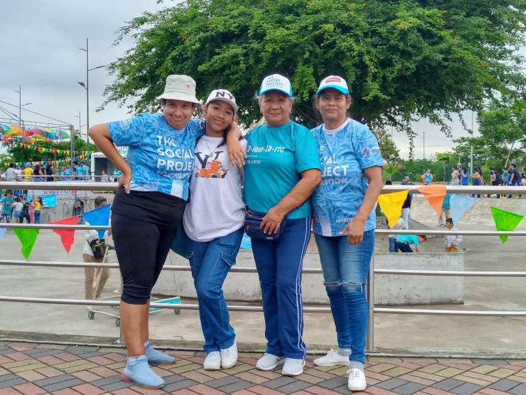 $!Jenny Ávila en el centro acompañada de sus alumnas.