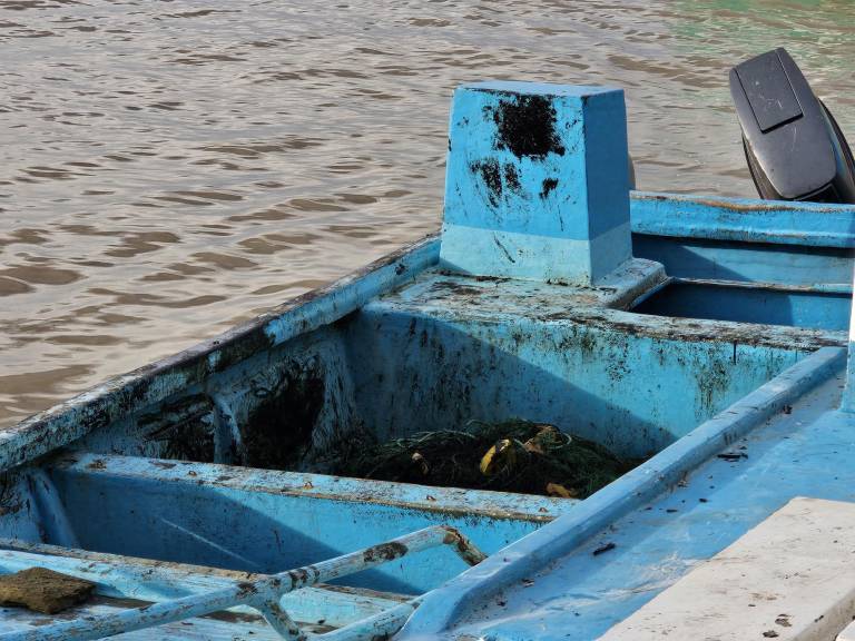 $!Se muestra un barco con manchas de aceite en el puerto pesquero del río Esmeraldas en Esmeraldas, Ecuador, el 17 de marzo de 2025.