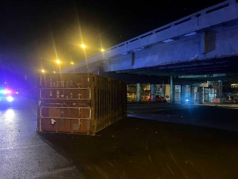 $!En la avenida 25 de Julio, sentido hacia el Puerto Marítimo, se volcó un contenedor el 10 de abril de 2024.