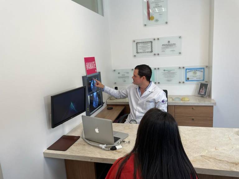 $!El mástologo Juan Sebastián Sánchez revisando un examen de imagenología de una paciente.