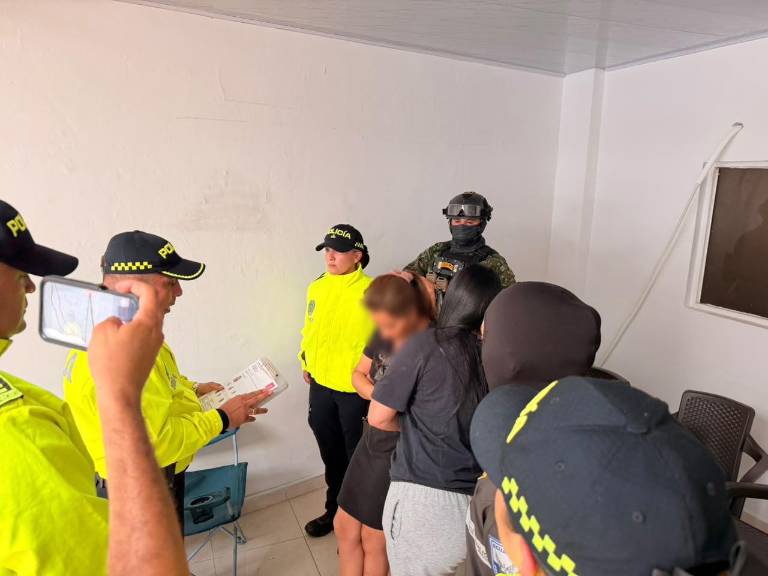 $!El momento en que Inda Peñarrieta y Michelle Macías son detenidas por la Policía de Colombia.