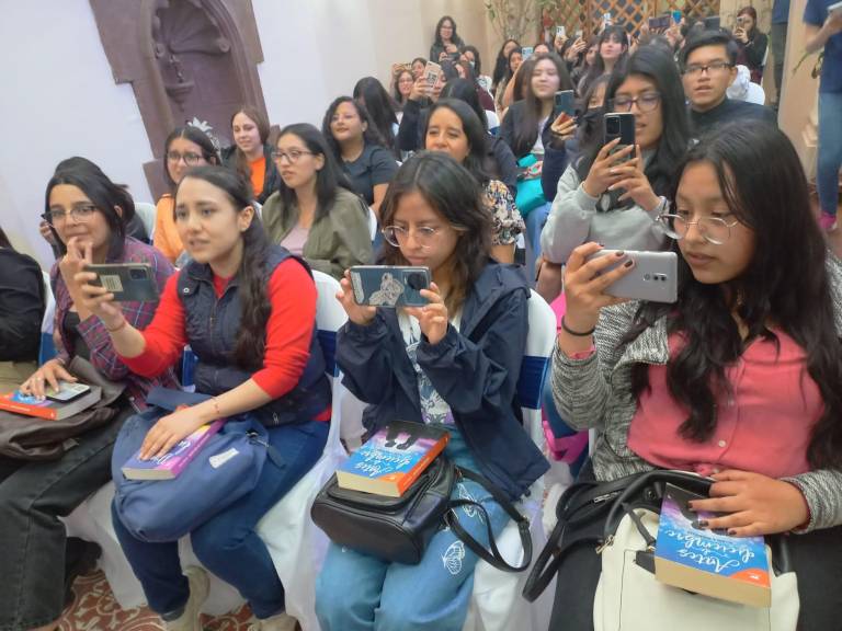 $!Fanáticas de Marcús presentes en el evento organizado por la Librería Española.