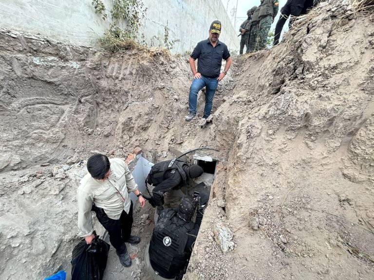$!Fotografía que muestra al ministro del Interior, John Reimberg, supervisando la excavación.