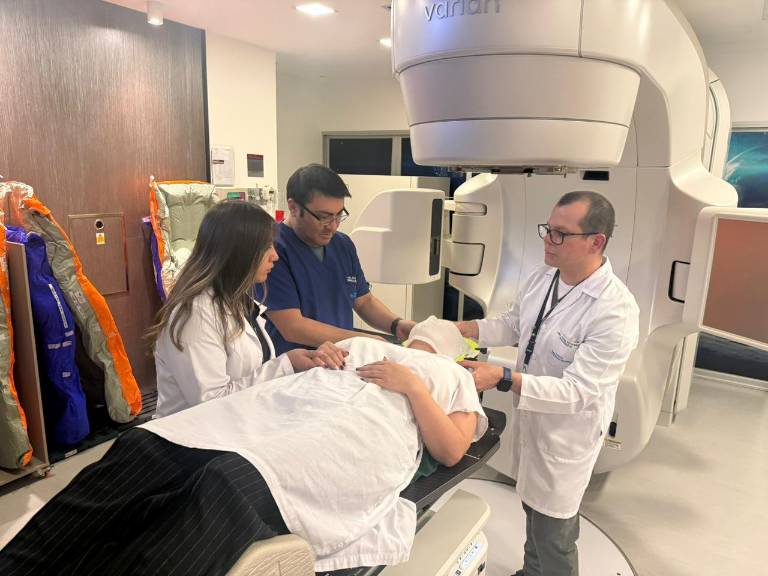 $!El Hospital Metropolitano realiza radiocirugía funcional con acelerador lineal.