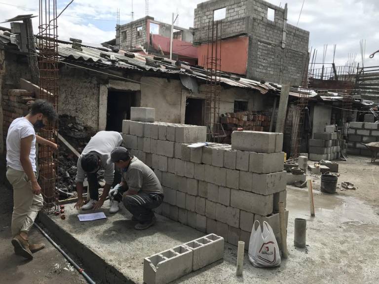 $!Revisión de planos para la remodelación del hogar.