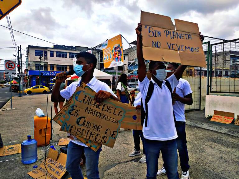 $!Los jóvenes esmeraldeños pidieron el cuidado de la naturaleza.