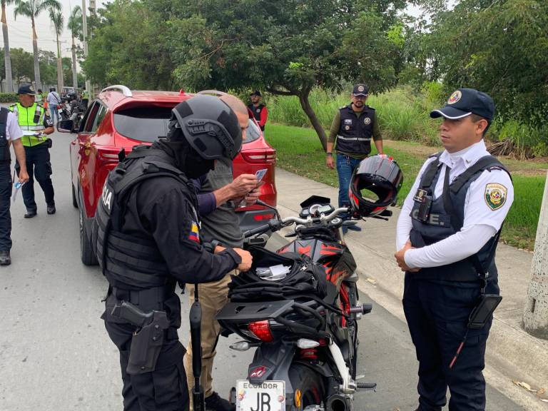 $!Militares y policías allanan viviendas en urbanizaciones privadas de Daule, en busca de grupos delincuenciales