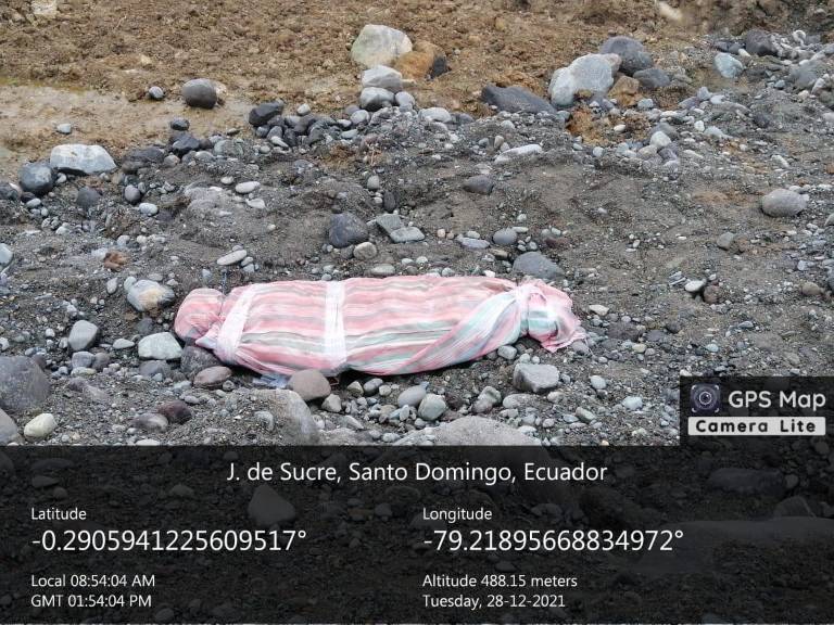 $!Reportaron un aparente cadáver humano, pero se trataba de un monigote en Santo Domingo