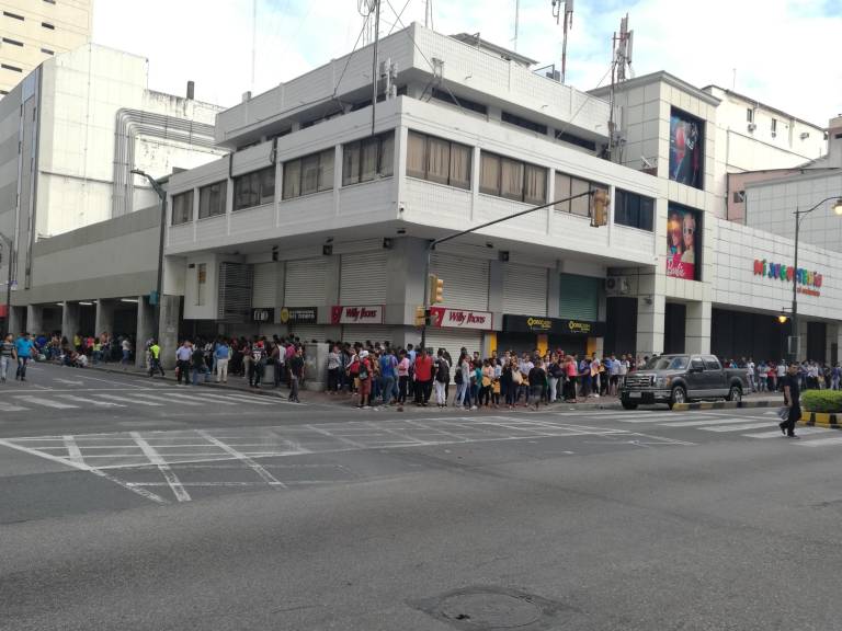 $!APRETADOS. Si no se toman medidas para el desempleo, los jóvenes pueden terminar en la informalidad y con bajos salarios.