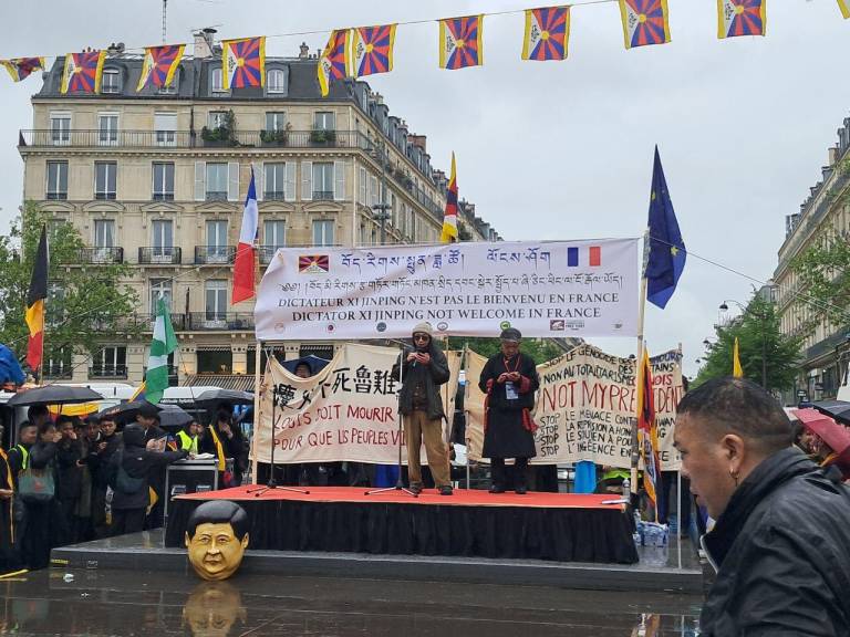 $!En mayo de 2024, disidentes y perseguidos de China protestaron en París en contra de una visita oficial del presidente Xi Jinping.