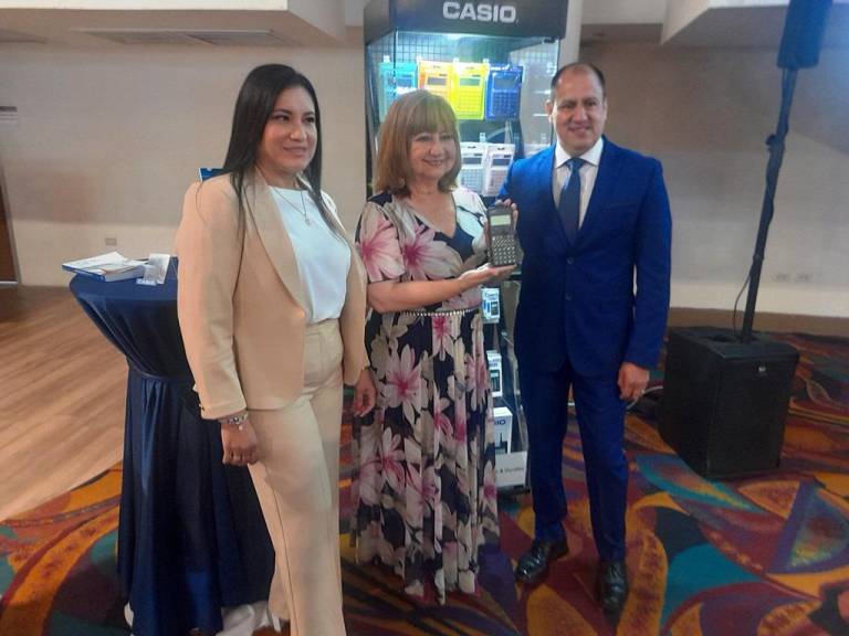 $!Jéssica Castañeda, vicepresidenta de Macoser; Luzmila Nicolalde, concejala de Guayaquil; Carlos Escandón, presidente de Macoser; en el lanzamiento del producto.