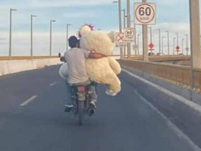 $!Recorrió más de 13 km en motocicleta para entregarle un peluche gigante a su hija