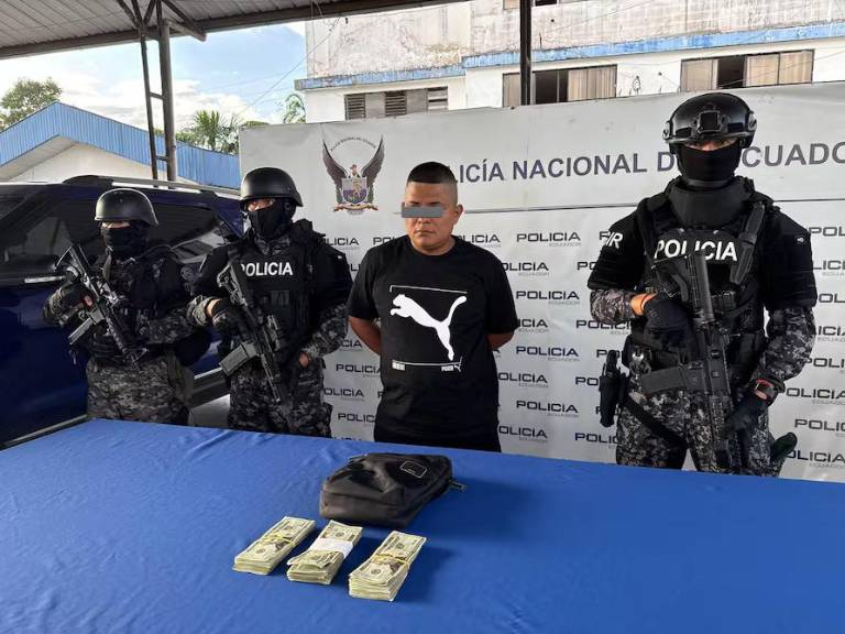 $!Fotografía que muestra a alias Topo bajo custodia de un contingente policial.