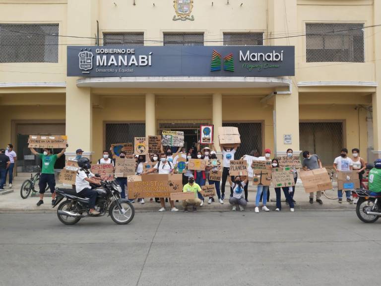 $!En Portoviejo también se registró la manifestación por el clima de los jóvenes.