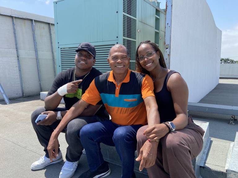 $!Blanca con su hermano Joel y sus padres Fabiola y Guillermo (en la gráfica no consta su hermano Jaime).