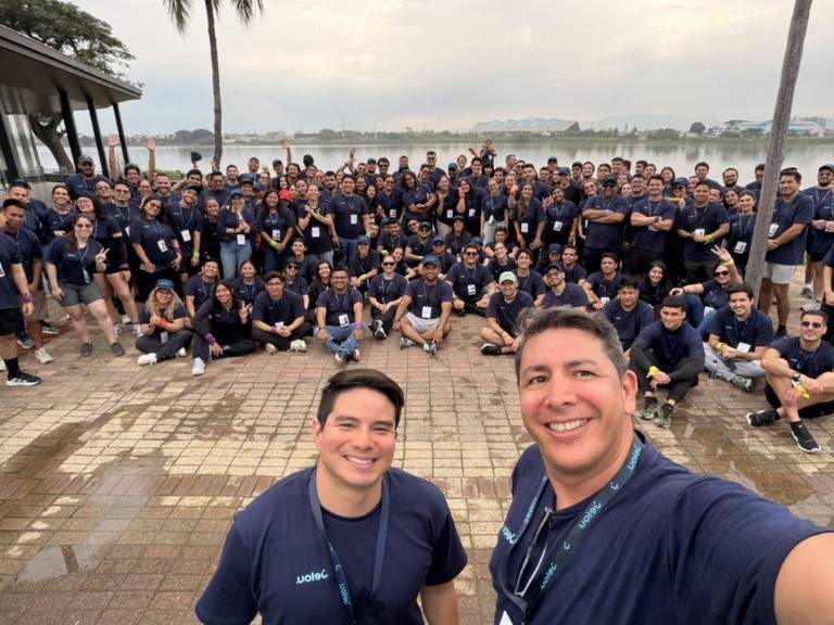 $!Luis Loaiza y Alberto Vera, fundadores de Jelou junto a su equipo de colaboradores.