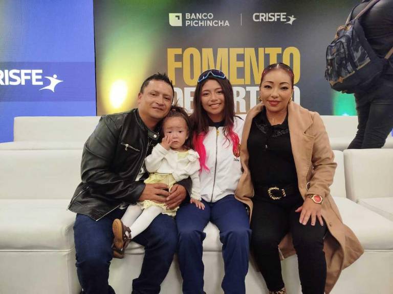 $!Darla con su hermanita Lunara y sus padres Jhon Jairo Chacón y su mamá Rosa Fernández.
