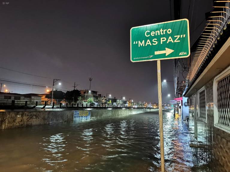 $!Guayaquil, martes 9 de junio del 2026. El canal de aguas lluvias de la ciudadela Las Orquídeas, en el norte de Guayaquil, estuvo a punto de desbordarse por la lluvia.