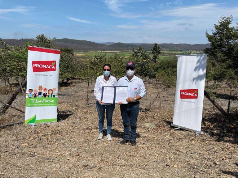 $!María Fernanda Rumbea (izq), directora de Ambiente del Municipio de Guayaquil, recibió el acta de entrega de las hectáreas reforestadas por parte de Rodrigo Santacruz (der), gerente regional Costa de Pronaca.