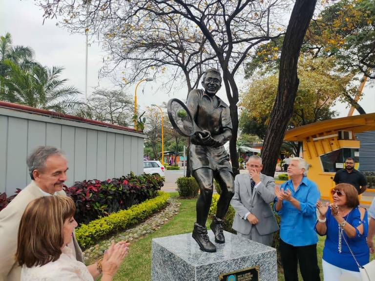 $!La escultura fue realizada por el artista César Augusto Montalvo, mide 2 m.