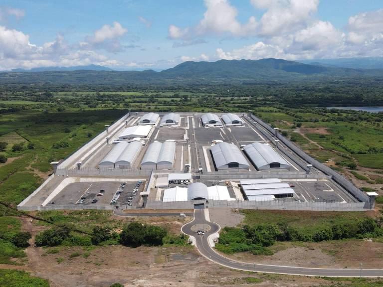 $!Fotografía de archivo fechada el 12 de octubre de 2023 del Centro de Confinamiento del Terrorismo (Cecot), en Tecoluca (El Salvador).