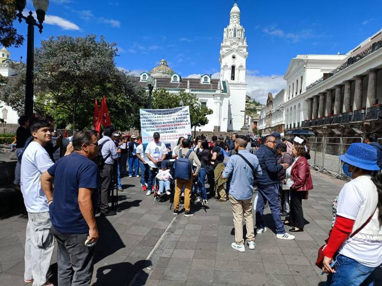 $!Pacientes realizan plantón frente al Palacio de Gobierno, en Quito.