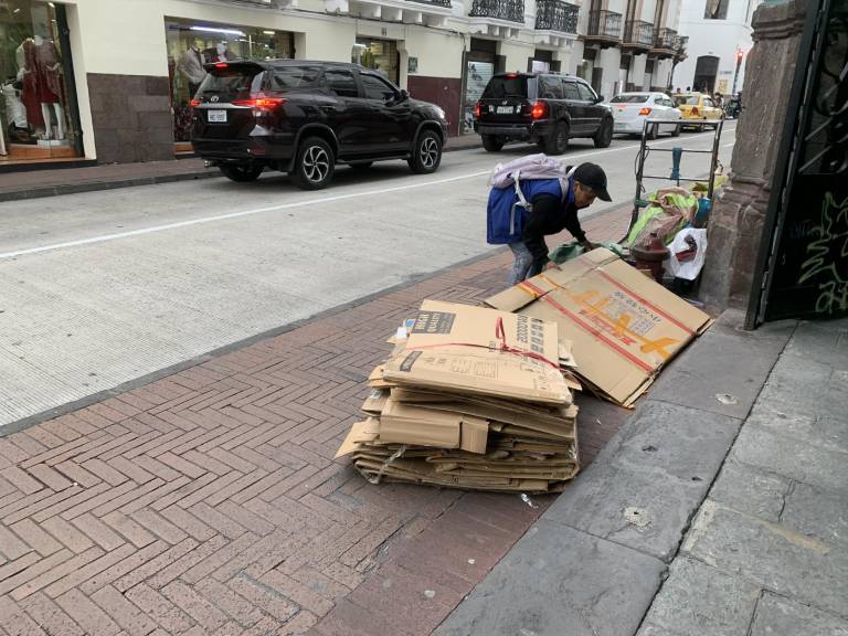 $!Una mujer organiza el material reciclado que recuperó en las calles. Un estudio de la U. Católica de Cuenca señala que la mayoría de estos trabajadores viven con un promedio de ingresos de 119 dólares al mes.