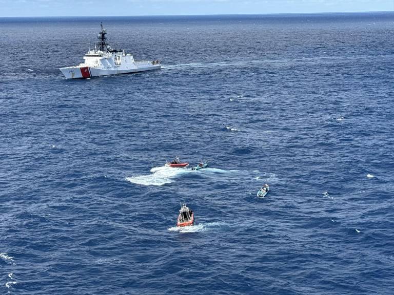 $!Fotografía que muestra uno de los buques estadounidenses desplegados en el oriente del océano Pacífico, al igual que lanchas.