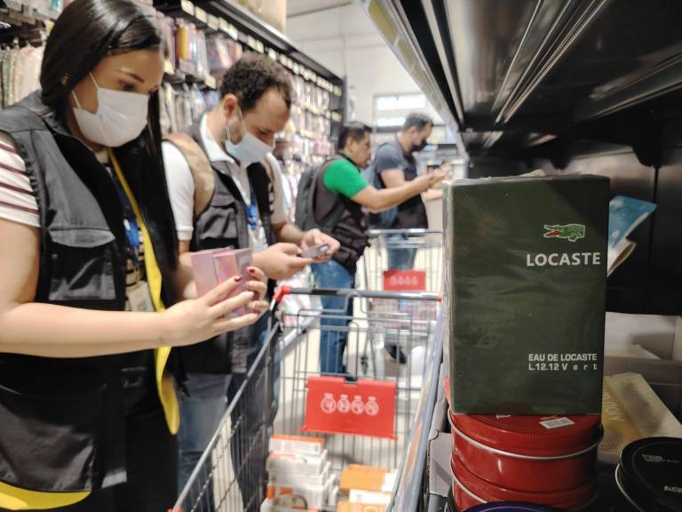 $!Trabajadores del ARCSA analizando verificando si cosméticos cumplen las normativas sanitarias.