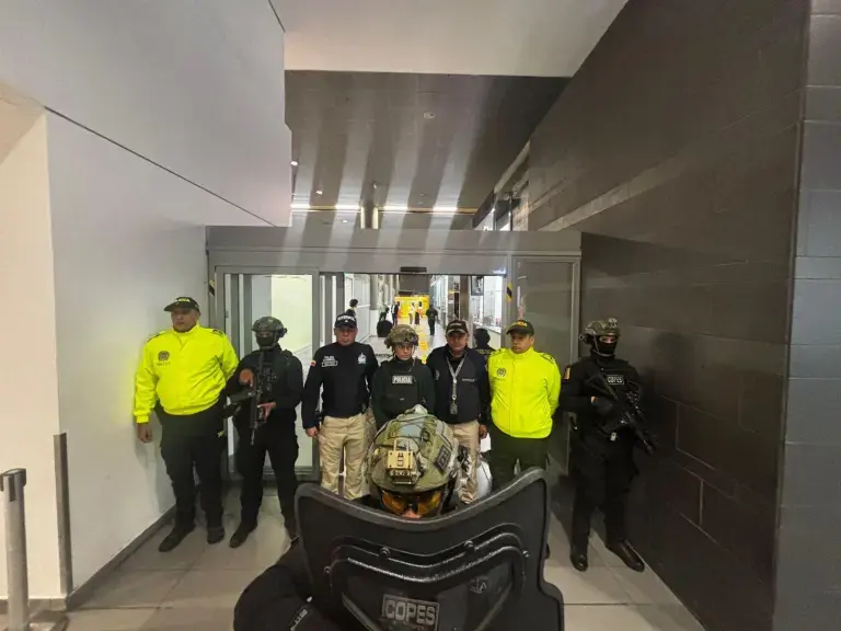 $!Ángel Esteban Aguilar Morales, alias 'Lobo Menor', siendo detenido por funcionarios de Migración Colombia.