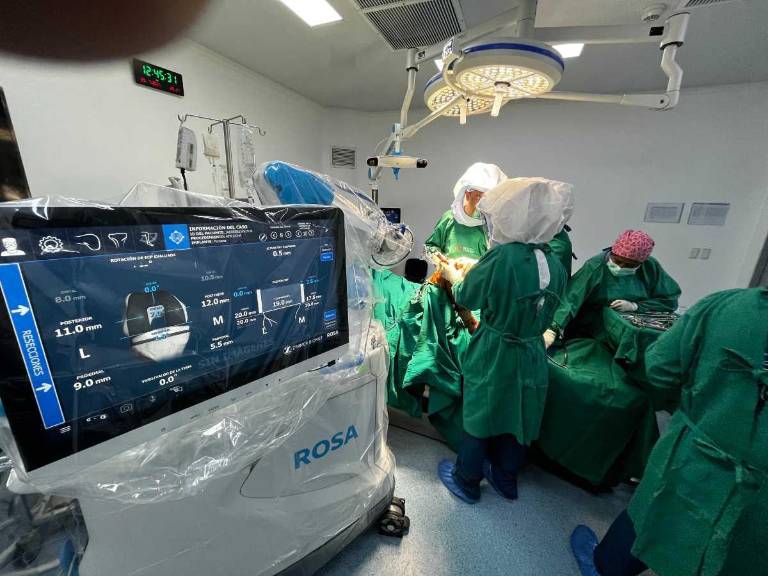 $!Ormedic realiza cirugía robótica para rodilla y cadera con el robot ROSA. Esta tecnología permite una colocación mucho más precisa de las prótesis.