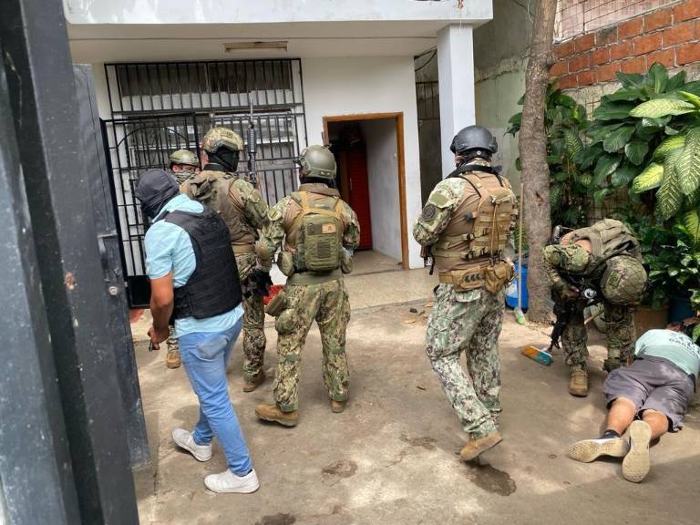 $!Casa de alias Fito fue allanada por militares y policías: así se ejecutó el operativo en Manta